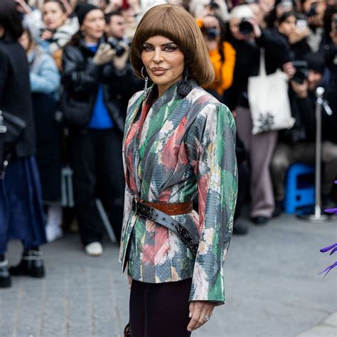 lisa rinna bowl cut|Lisa Rinna shows off new bowl cut during Paris Fashion Week